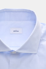 Vorderansicht des BRAUN Hamburg Business Hemd Haifisch-Kragen hellblau aus feiner Baumwolle, Extra Slim Fit, glattem Griff.