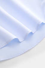 Nahaufnahme des gerundeten Saumverlaufs vom BRAUN Hamburg Business Hemd Haifisch-Kragen hellblau aus feiner Baumwoll-Gabardine mit glattem Griff.