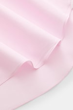 Nahaufnahme des roséfarbenen Finamore Business Hemd 'Edoardo Napoli' Haifisch-Kragen rosé aus weicher Giza-Baumwolle mit gabardine, Slim Fit, extralangen Ärmeln, französischer Knopfleiste und gerundetem Saumverlauf, fotografiert von oben.