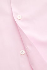 Finamore Business Hemd 'Edoardo Napoli' Haifisch-Kragen rosé, Detailaufnahme der Knopfleiste aus weicher Giza-Baumwolle, Slim Fit, extralange Ärmel.