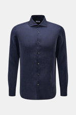 Front view of the von Braun Leinenhemd Haifisch-Kragen navy, a slim fit pure linen shirt with shark collar, French button placket, soft grip, and rounded hem. Mühelose Leichtigkeit: Dieses VON BRAUN Hemd aus reinem Leinen überzeugt mit luftigem Tragegefüh