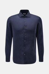 Front view of the von Braun Leinenhemd Haifisch-Kragen navy, a slim fit pure linen shirt with shark collar, French button placket, soft grip, and rounded hem. Mühelose Leichtigkeit: Dieses VON BRAUN Hemd aus reinem Leinen überzeugt mit luftigem Tragegefüh