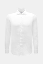 Von vorne fotografiertes weißes von Braun Leinenhemd Haifisch-Kragen mit französischer Knopfleiste, Slim Fit, gerundetem Saum und luftiger Leinenstruktur.