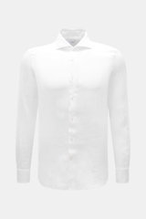 Von vorne fotografiertes weißes von Braun Leinenhemd Haifisch-Kragen mit französischer Knopfleiste, Slim Fit, gerundetem Saum und luftiger Leinenstruktur.