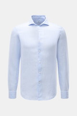 Frontale Ansicht des von Braun Leinenhemd Haifisch-Kragen hellblau/weiß gestreift mit feinem Streifenmuster, Slim Fit, französischer Knopfleiste und klassischer Sportmanschette, aus reinem Leinen für mühelose Leichtigkeit und luftiges Tragegefühl.