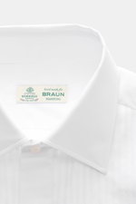 Borrelli Smokinghemd 'Quinto' Kent-Kragen weiß, Detailansicht von oben, plissierte Front, verdeckte Knopfleiste, reine Baumwolle, Slim Fit.