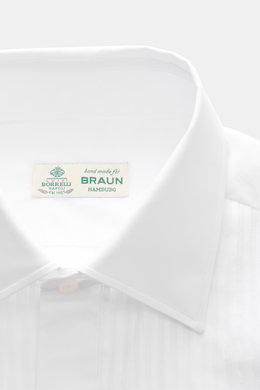 Borrelli Smokinghemd 'Quinto' Kent-Kragen weiß, Detailansicht von oben, plissierte Front, verdeckte Knopfleiste, reine Baumwolle, Slim Fit.
