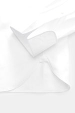 Borrelli Smokinghemd 'Quinto' Kent-Kragen weiß, aus Baumwolle, Slim Fit, plissierte Front, Umschlagmanschette, gerundeter Saum, Detailansicht von unten.