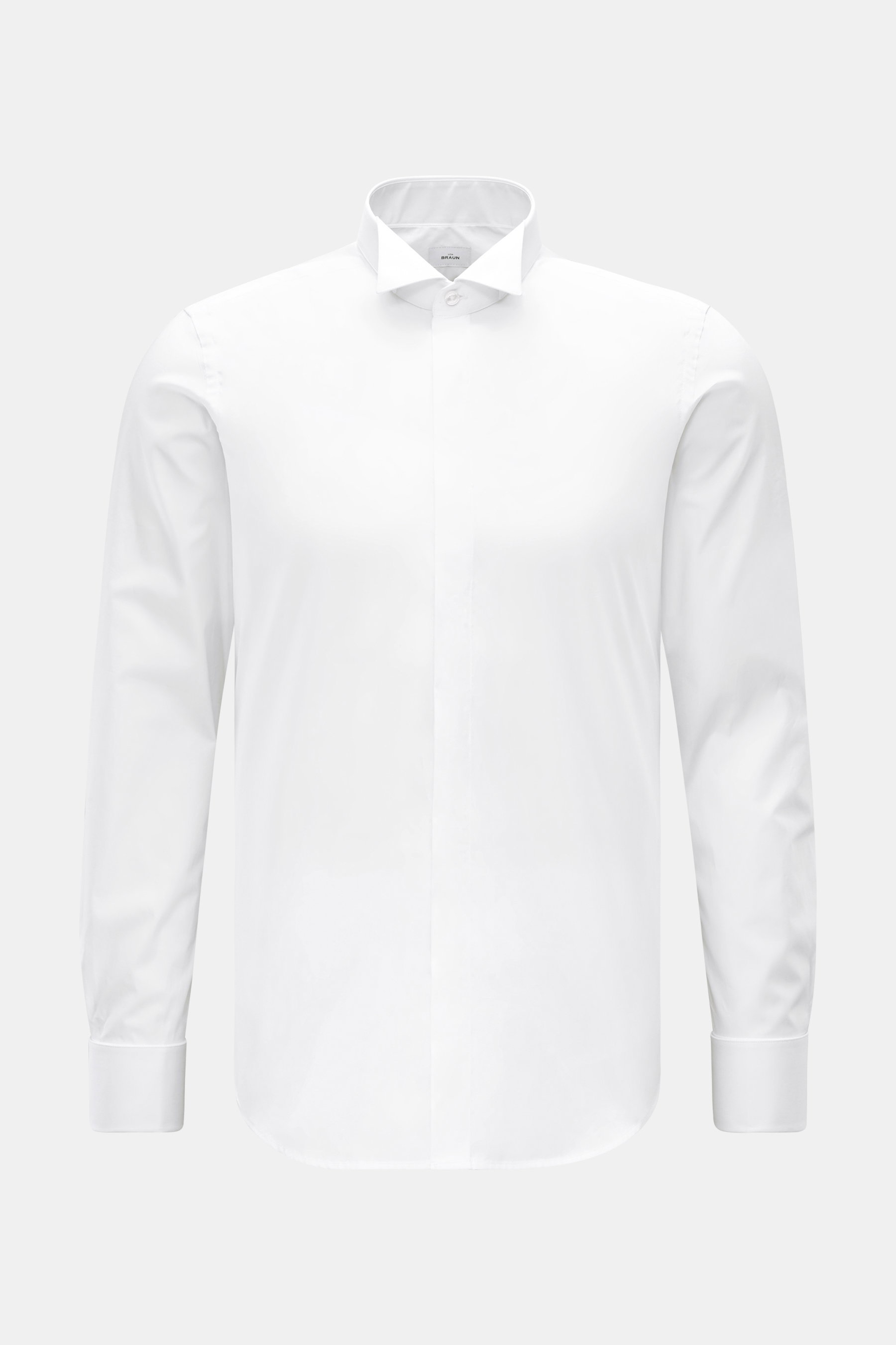 BRAUN Hamburg Smokinghemd Kläppchen-Kragen weiß, frontal fotografiert, Popeline aus reiner Baumwolle, glatter Griff, Extra Slim Fit, verdeckte Knopfleiste, Perlmuttknöpfe, elegante Umschlagmanschette, gerundeter Saumverlauf.