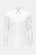 BRAUN Hamburg Smokinghemd Kläppchen-Kragen weiß, frontal fotografiert, Popeline aus reiner Baumwolle, glatter Griff, Extra Slim Fit, verdeckte Knopfleiste, Perlmuttknöpfe, elegante Umschlagmanschette, gerundeter Saumverlauf.