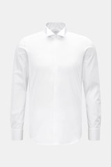 BRAUN Hamburg Smokinghemd Kläppchen-Kragen weiß, frontal fotografiert, Popeline aus reiner Baumwolle, glatter Griff, Extra Slim Fit, verdeckte Knopfleiste, Perlmuttknöpfe, elegante Umschlagmanschette, gerundeter Saumverlauf.