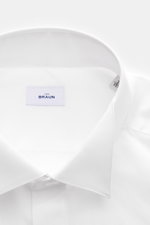 BRAUN Hamburg Smokinghemd Kläppchen-Kragen weiß, nah von oben fotografiert, Popeline aus Baumwolle, glatter Griff, Extra Slim Fit, verdeckte Knopfleiste, Umschlagmanschette, gerundeter Saum.