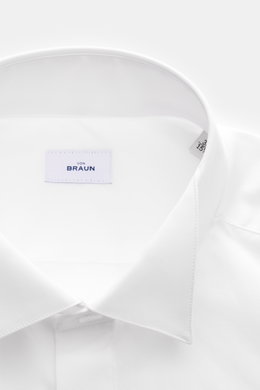 BRAUN Hamburg Smokinghemd Kläppchen-Kragen weiß, nah von oben fotografiert, Popeline aus Baumwolle, glatter Griff, Extra Slim Fit, verdeckte Knopfleiste, Umschlagmanschette, gerundeter Saum.