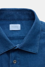 Close-up front view of the 04651/ A trip in a bag Popover shirt 'Indigo' Kent collar dark blue showing the classic Kent collar, button, and label. 

<p>The popover shirt 'Indigo' by 04651/ A TRIP IN A BAG has an air of effortless nonchalance – the classic