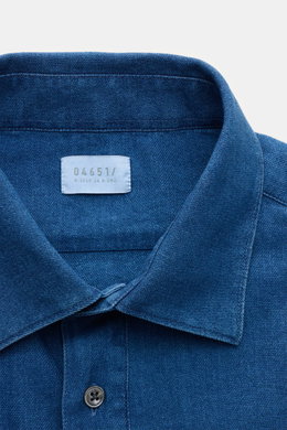 Close-up front view of the 04651/ A trip in a bag Popover shirt 'Indigo' Kent collar dark blue showing the classic Kent collar, button, and label. 

<p>The popover shirt 'Indigo' by 04651/ A TRIP IN A BAG has an air of effortless nonchalance – the classic