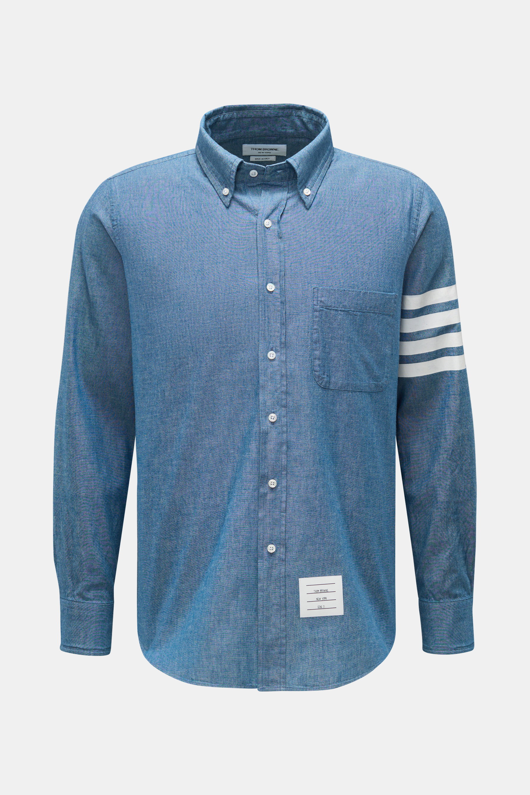 Thom Browne Casual Hemd Button-Down-Kragen rauchblau in Denim-Optik, Frontansicht mit Brusttasche, Streifen-Print am Ärmel, Regular Fit.