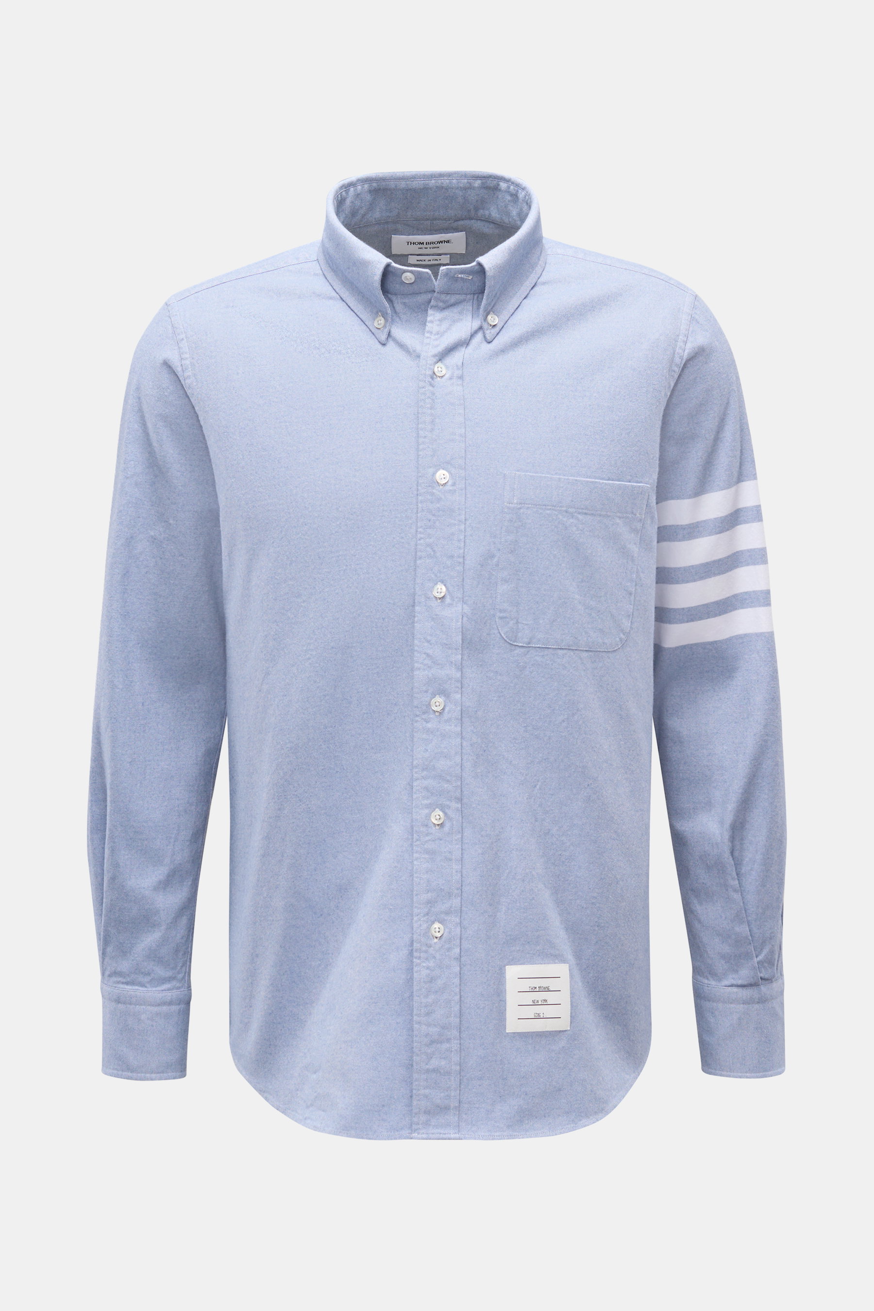 Frontale Nahaufnahme des Thom Browne Flanellhemd Button-Down-Kragen rauchblau mit weichem Griff, Brusttasche, Knopfleiste und Streifen am Ärmel.