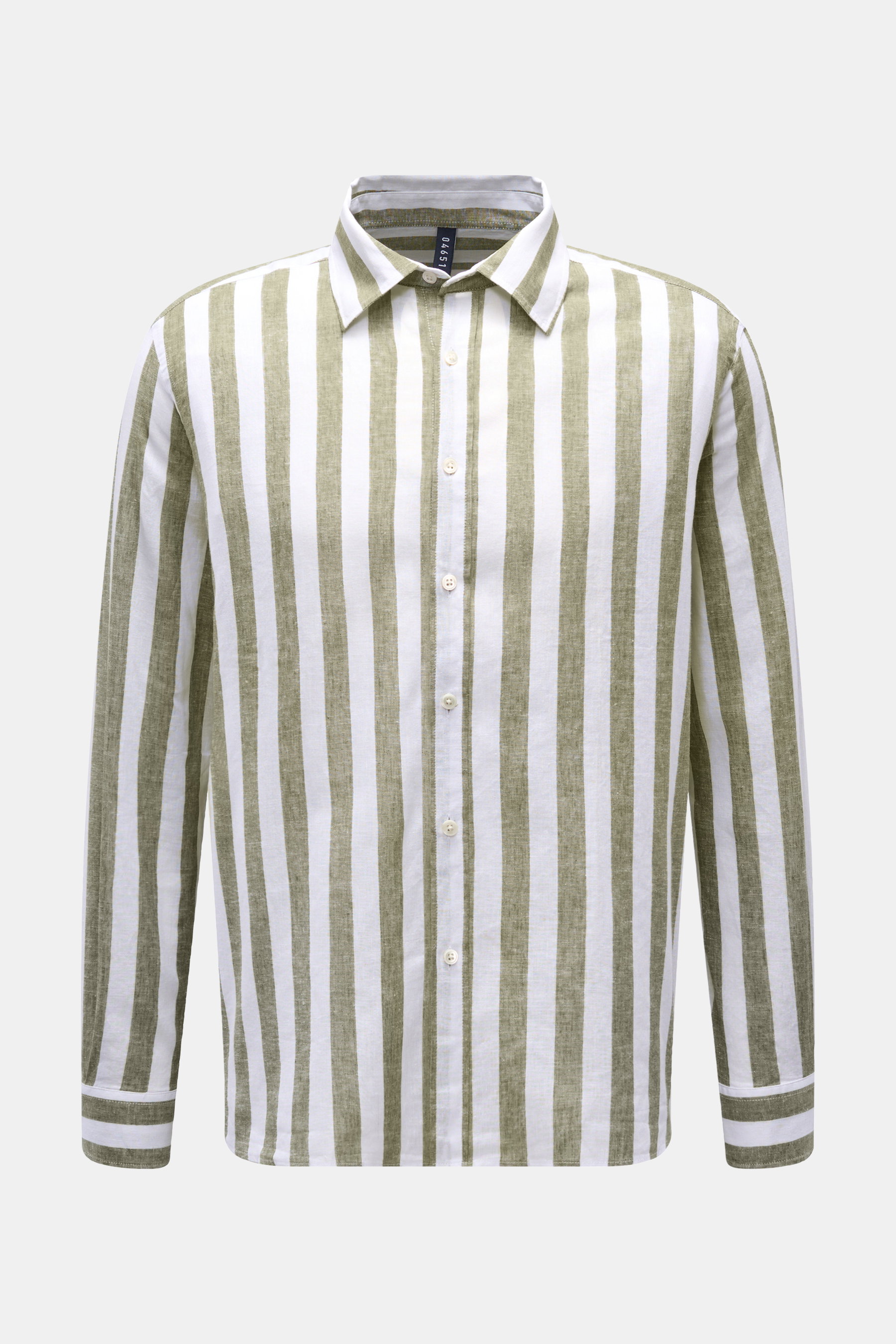 Frontale Nahaufnahme des 04651/ A trip in a bag Casual Hemd 'Summer Striped Shirt' Kent-Kragen oliv/weiß gestreift aus Leinen-Baumwoll-Mix, mit markanten Streifen und Regular Fit, bereit für spontane Auszeiten.