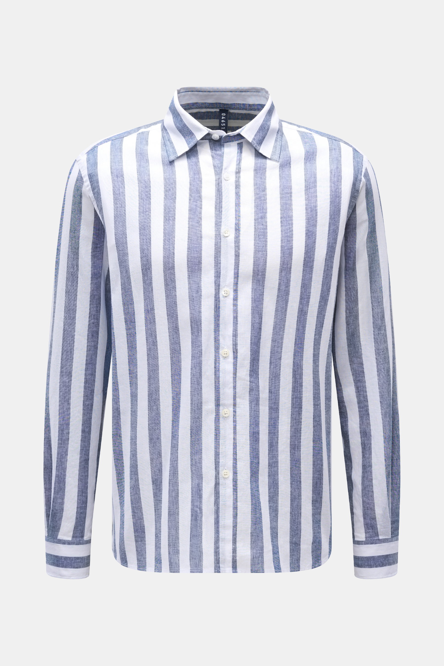 Frontale Ansicht des 04651/ A trip in a bag Casual Hemd 'Summer Striped Shirt' mit Kent-Kragen, navy/weiß gestreift, Leinen-Baumwoll-Mix, Regular Fit, Knopfleiste und klassischer Sportmanschette, leicht gerundeter Saum.