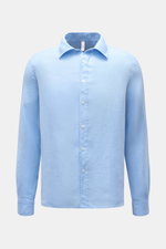 Hellblaues 04651/ A trip in a bag Leinenhemd mit Kent-Kragen, Knopfleiste, Sportmanschetten, aus reinem Leinen, frontal fotografiert.