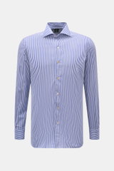 Borrelli Casual Hemd 'Ettore' Haifisch-Kragen dunkelblau/weiß gestreift, Slim Fit, Popeline aus Baumwolle, glatter Griff, Sportmanschette, Perlmuttknöpfe, gerundeter Saum, Frontansicht.