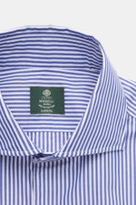 Borrelli Casual Hemd 'Ettore' Haifisch-Kragen dunkelblau/weiß gestreift, Popeline Baumwolle, glatter Griff, Slim Fit, französische Knopfleiste, Sportmanschette, gerundeter Saum, Nahaufnahme von oben.