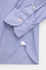 Borrelli Casual Hemd 'Ettore' Haifisch-Kragen dunkelblau/weiß gestreift, Slim Fit, Popeline aus reiner Baumwolle, glatter Griff, französische Knopfleiste, klassische Sportmanschette, gerundeter Saum, Detailansicht von unten.