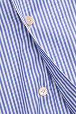 Nahaufnahme des Borrelli Casual Hemd 'Ettore' Haifisch-Kragen dunkelblau/weiß gestreift von vorne, Popeline reine Baumwolle, glatter Griff, Slim Fit, französische Knopfleiste mit Perlmuttknöpfen, klassische Sportmanschette, gerundeter Saumverlauf.