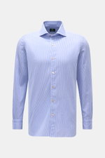 Borrelli Casual Hemd 'Ettore' Haifisch-Kragen blau/weiß gestreift, Slim Fit, Twill aus Baumwolle, Perlmuttknöpfe, Sportmanschette, gerundeter Saum, frontale Ansicht.