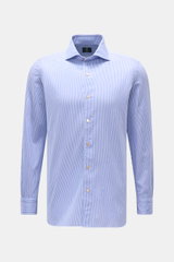 Borrelli Casual Hemd 'Ettore' Haifisch-Kragen blau/weiß gestreift, Slim Fit, Twill aus Baumwolle, Perlmuttknöpfe, Sportmanschette, gerundeter Saum, frontale Ansicht.