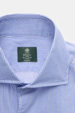Borrelli Casual Hemd "Ettore" Haifisch-Kragen blau/weiß gestreift, Twill Baumwolle, Slim Fit, Perlmuttknöpfe, Sportmanschette, gerundeter Saum, Nahaufnahme von oben.