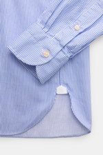 Borrelli Casual Hemd 'Ettore' Haifisch-Kragen blau/weiß gestreift, Slim Fit, Twill aus Baumwolle, Perlmuttknöpfe, Sportmanschette, gerundeter Saum, Detailansicht von oben.
