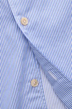 Nahaufnahme des Borrelli Casual Hemd 'Ettore' Haifisch-Kragen blau/weiß gestreift, Twill Baumwolle, Slim Fit, Perlmuttknöpfe, Sportmanschette, gerundeter Saum.