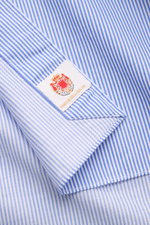 Borrelli Casual Hemd 'Ettore' Haifisch-Kragen blau/weiß gestreift, Twill Baumwolle, Slim Fit, französische Knopfleiste, Sportmanschette, gerundeter Saum, Detailansicht von oben.