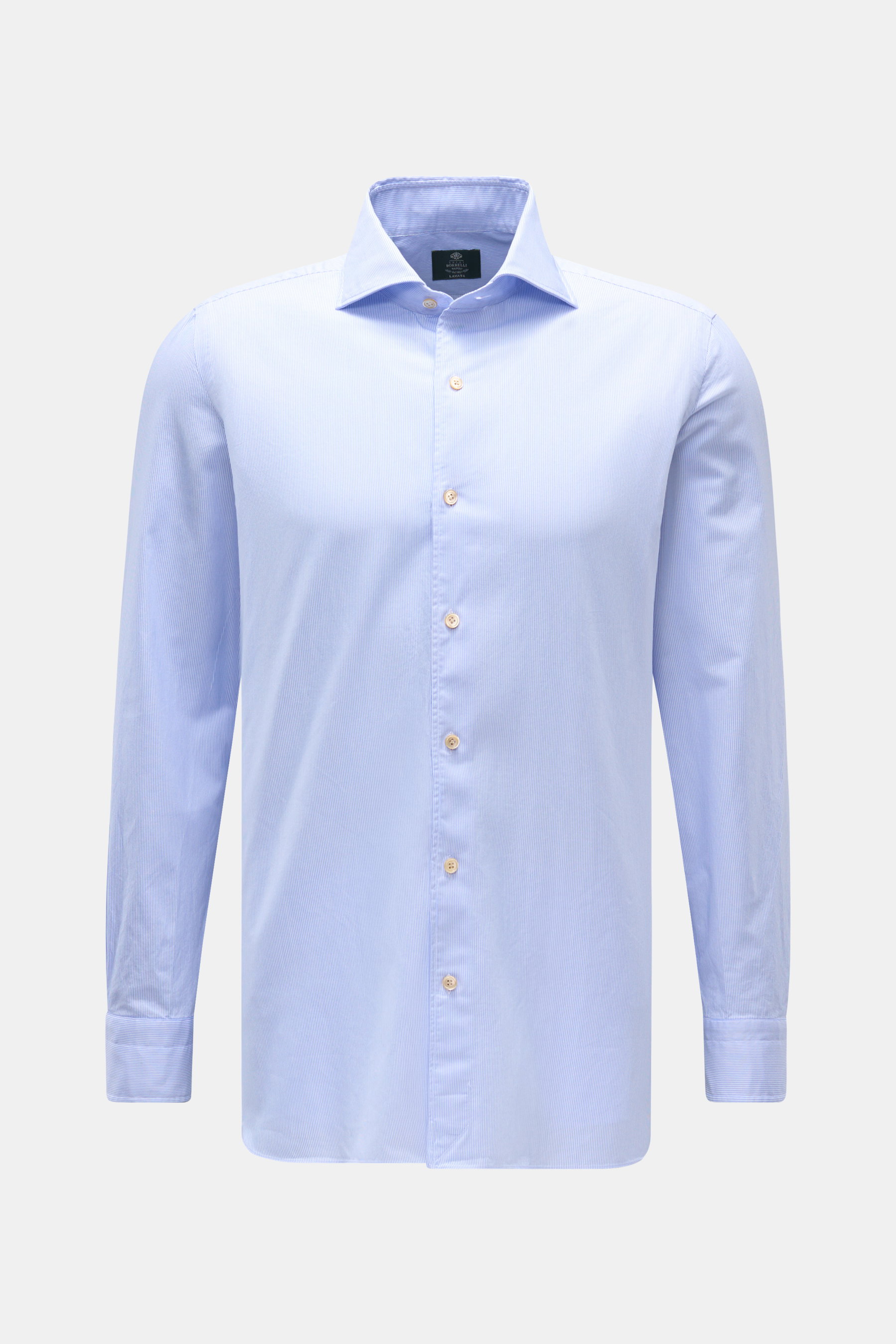 Blick auf das Borrelli Casual Hemd 'Ettore' Haifisch-Kragen hellblau/weiß gestreift, Twill aus reiner Baumwolle, Slim Fit, Perlmuttknöpfe, gerundeter Saum, Sportmanschette, französische Knopfleiste, leicht griffige Haptik.