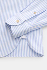 Borrelli Casual Hemd 'Ettore' Haifisch-Kragen hellblau/weiß gestreift, Detailaufnahme von Manschette und Saum aus Baumwolltwill mit Perlmuttknöpfen.