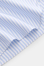 Borrelli Casual Hemd 'Ettore' Haifisch-Kragen hellblau/weiß gestreift, Detailaufnahme des Saums aus Baumwoll-Twill mit Perlmuttknöpfen.