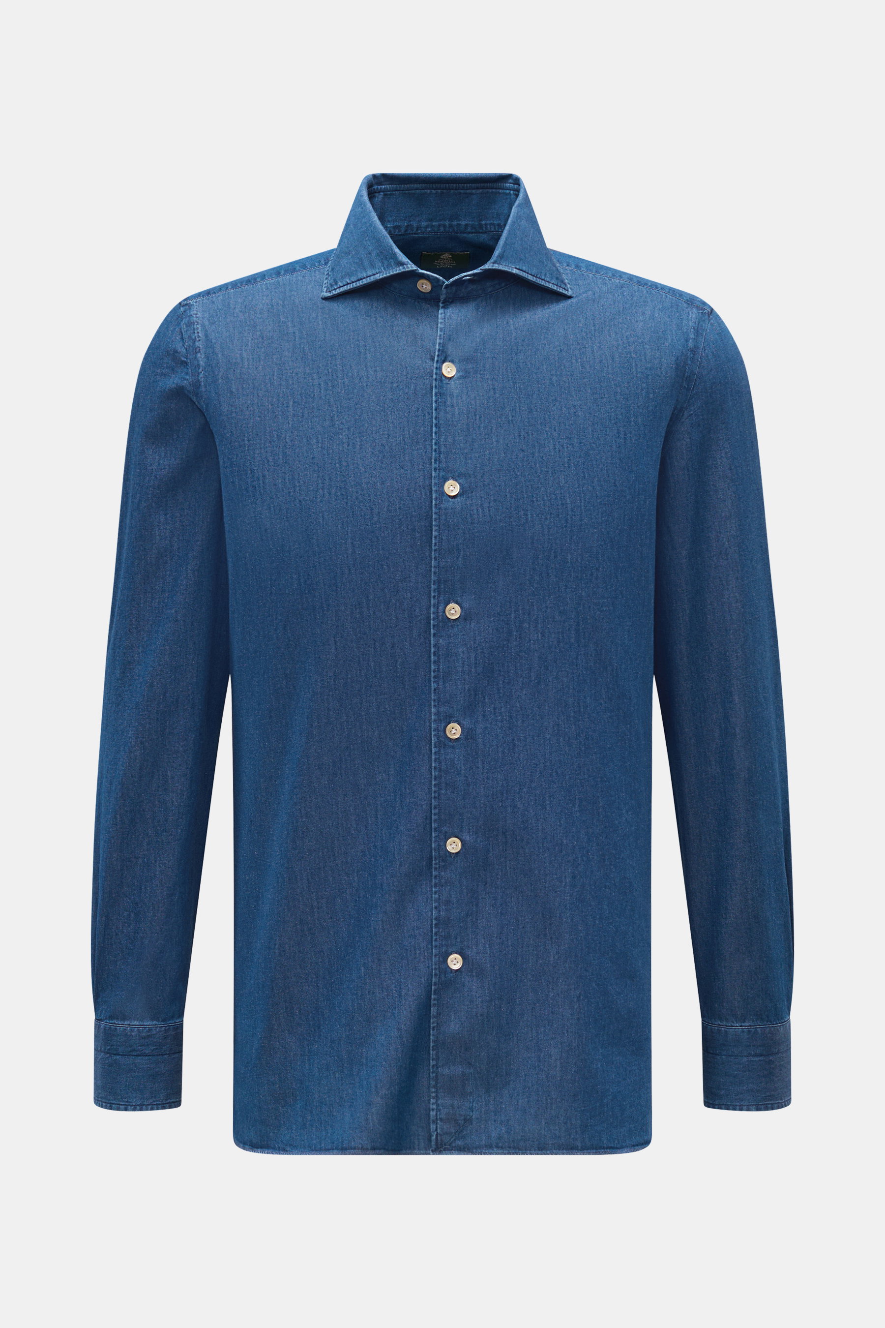 Frontale Aufnahme des Borrelli Casual Hemd 'Ettore' Haifisch-Kragen dunkelblau aus Twill, Denim-Optik, Slim Fit, weicher Griff, Perlmuttknöpfe, Sportmanschette, gerundeter Saum.