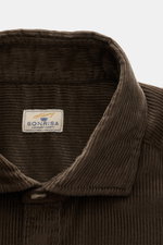 Nahaufnahme des Sonrisa Cordhemd Haifisch-Kragen khaki aus weichem Baumwollcord, Slim Fit mit klassischem Haifisch-Kragen.