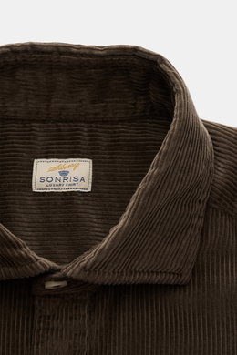 Nahaufnahme des Sonrisa Cordhemd Haifisch-Kragen khaki aus weichem Baumwollcord, Slim Fit mit klassischem Haifisch-Kragen.