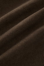 Nahaufnahme des weichen Cordstoffs in Khaki des Sonrisa Cordhemd Haifisch-Kragen khaki, ideal für Herbst und Winter.