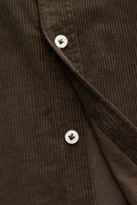 Sonrisa Cordhemd Haifisch-Kragen khaki, Detailaufnahme von Knopfleiste und weichem Baumwollcord, Slim Fit, klassischer Sportmanschette, leicht gerundeter Saum.