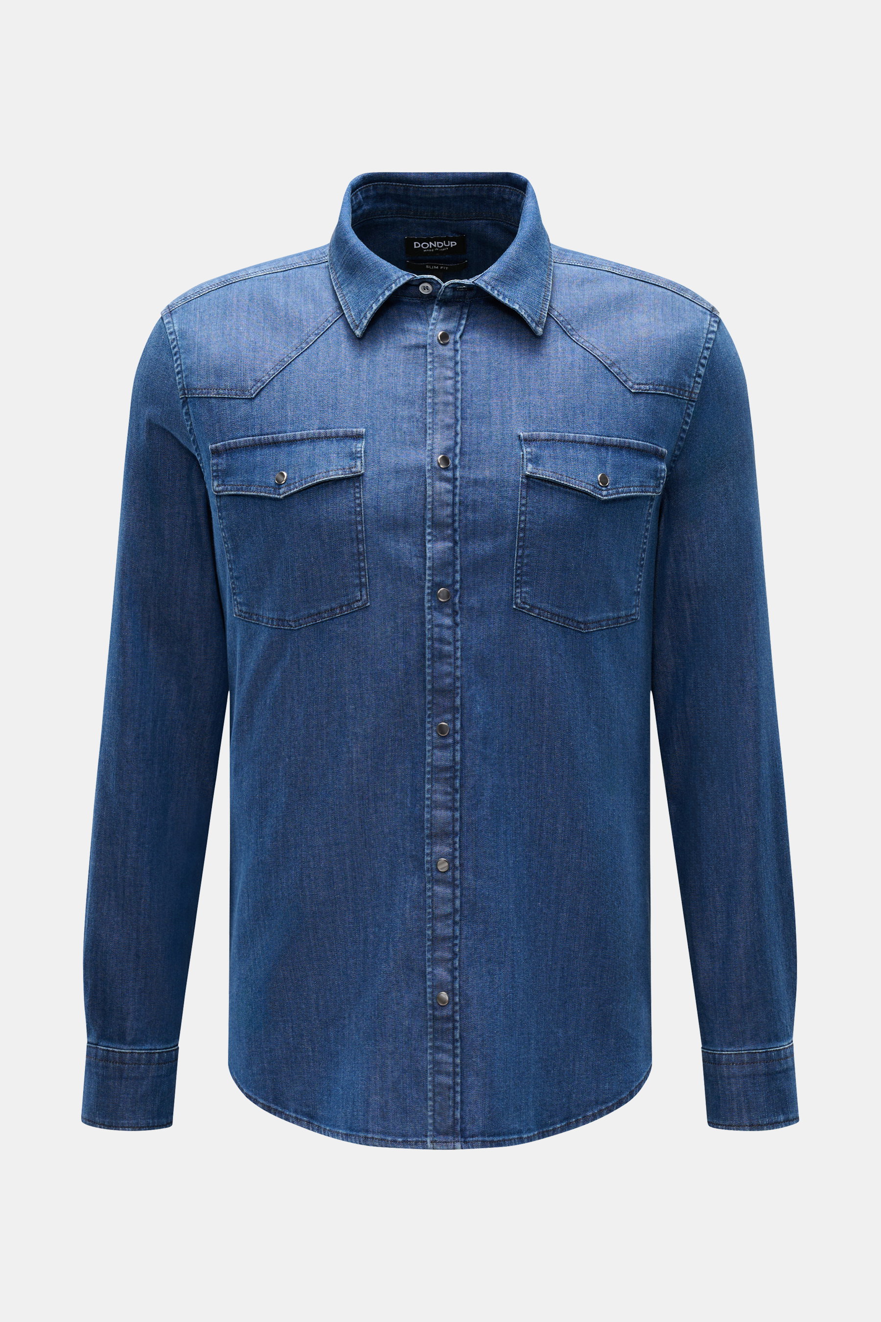 Dondup Jeanshemd 'Camicia' Kent-Kragen blau, Slim Fit, elastische Baumwolle, Western-Schulterpasse, Brusttaschen, Sportmanschette, gerundeter Saum, Frontansicht.