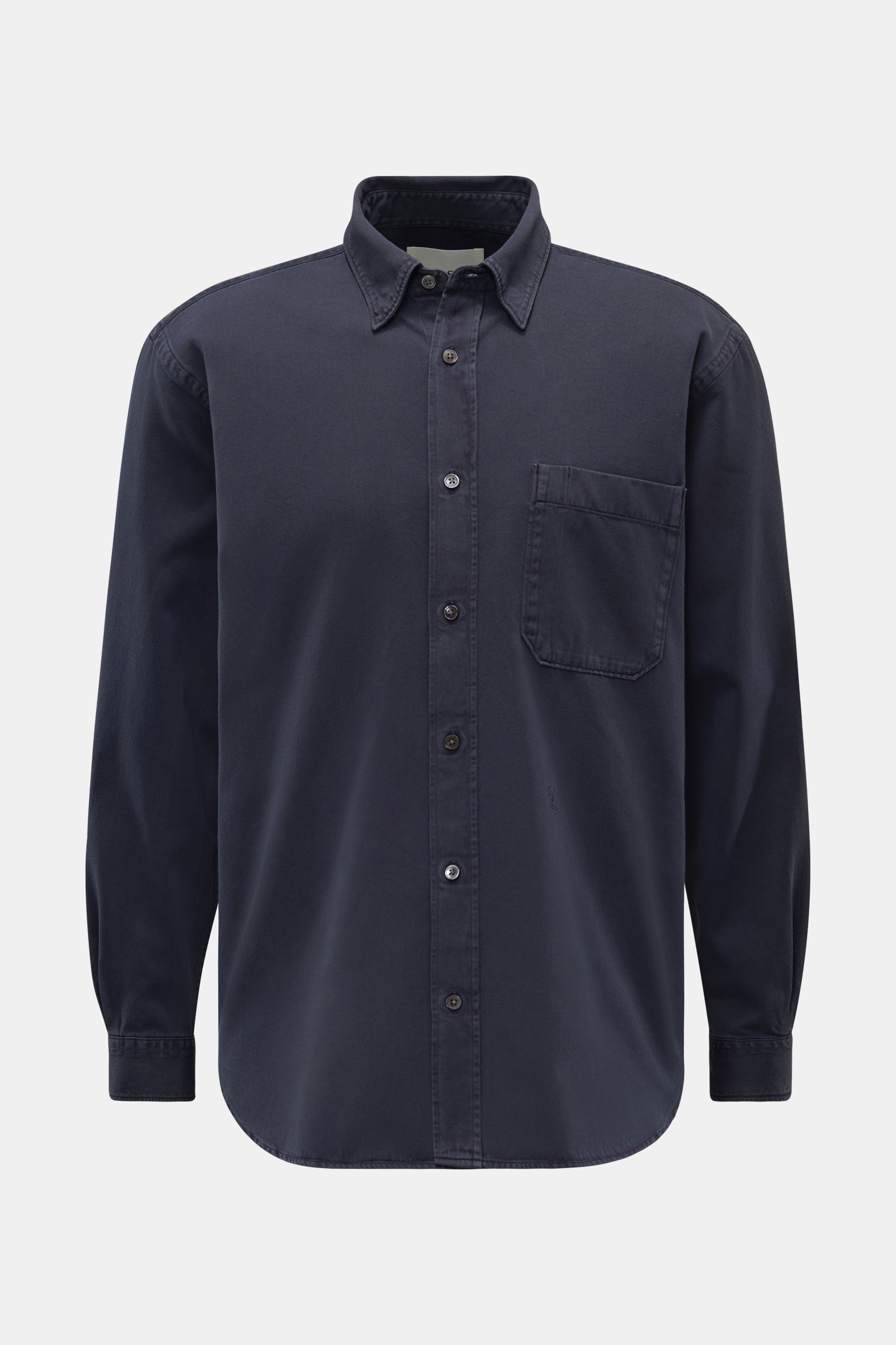 Geschlossenes Jeanshemd schmaler Kragen anthrazit, frontale Perspektive, Oversized Fit, reine Baumwolle, Perlmuttknöpfe, Brusttasche, gerundeter Saum.