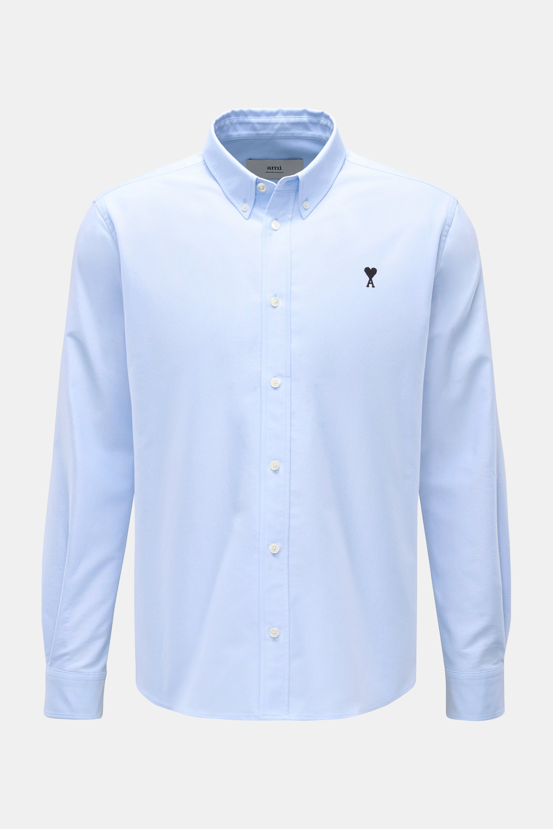 Vorderansicht des Ami Paris Oxford-Hemd Button-Down-Kragen hellblau aus reiner Baumwolle im Oversized Fit mit leichter Struktur, klassischer Sportmanschette, aufgesetzter Knopfleiste, rundem Saum und markentypischem Brust-Stick.