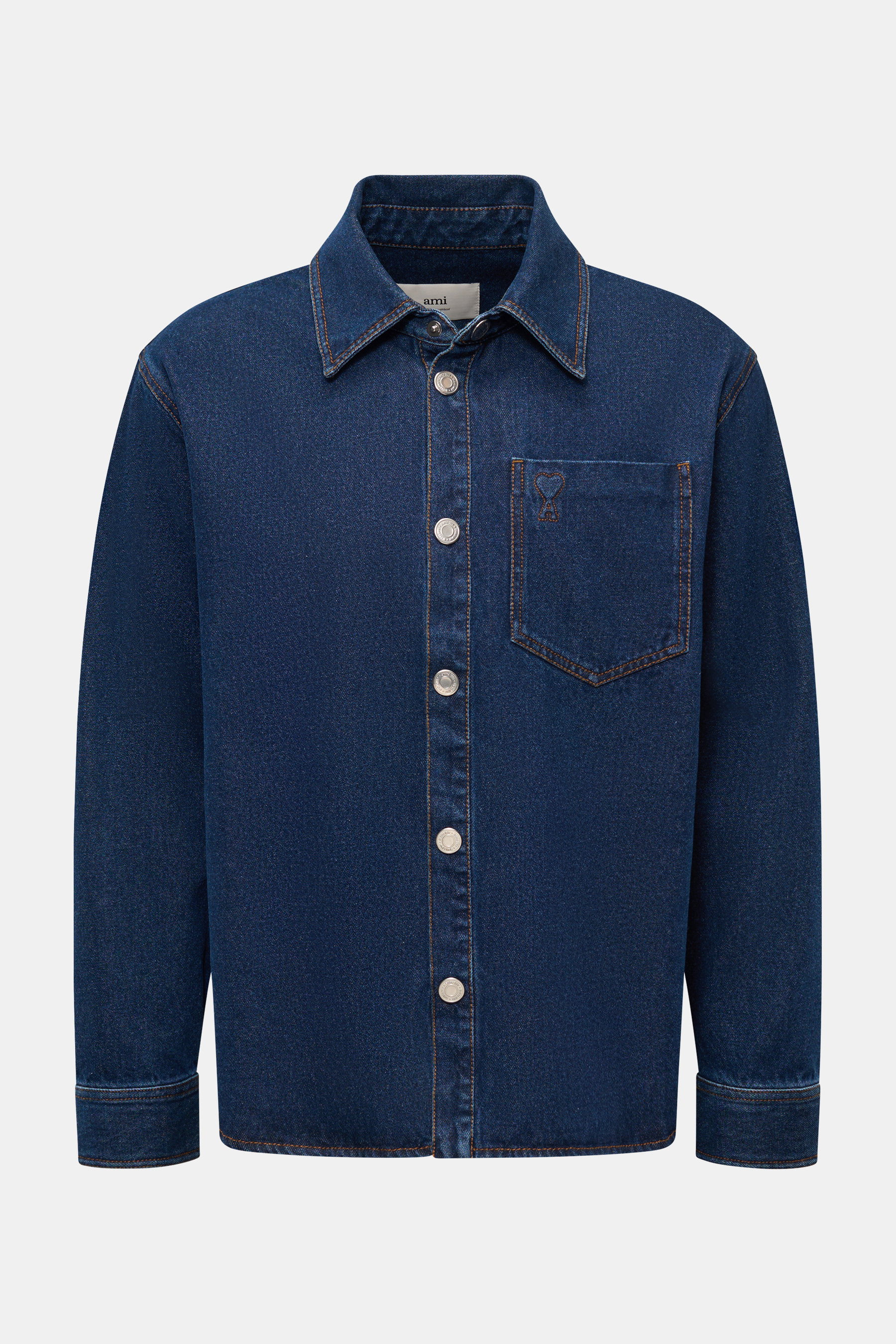 Ami Paris Jeans-Overshirt dunkelblau aus reiner Baumwolle, Oversize Fit, Frontansicht mit Umlegekragen, Brusttasche mit Stick und Knopfleiste.
