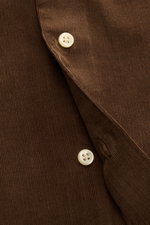 Close-up front view of Polo Ralph Lauren Cord-Hemd Haifisch-Kragen braun in brown fine cotton corduroy with white buttons and detailed stitching.

Description: <p>Stilvoll durch die neue Saison: Mit diesem sportlichen Hemd von POLO RALPH LAUREN aus reinem