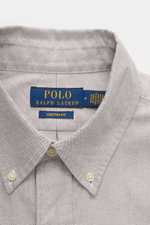 Polo Ralph Lauren Oxford-Hemd Button-Down-Kragen grau, Nahaufnahme von oben, reines Baumwoll-Oxford mit Button-Down-Kragen und feiner Struktur.