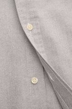 Nahaufnahme des Polo Ralph Lauren Oxford-Hemd Button-Down-Kragen grau, sportliches graues Baumwollhemd mit Knopfleiste, Button-Down-Kragen und feiner Struktur aus leicht strukturierter Oxford-Baumwolle, fotografiert aus schräger Vorderansicht, zeigt detai