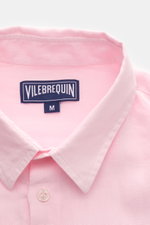 Close-up front view of Vilebrequin Leinenhemd schmaler Kragen rosé in light pink, made of reines Leinen, luftige Leinwandbindung, leichte Qualität, weicher Griff, Regular Fit, schmaler Kragen, französische Knopfleiste, klassische Sportmanschette, aufgeset
